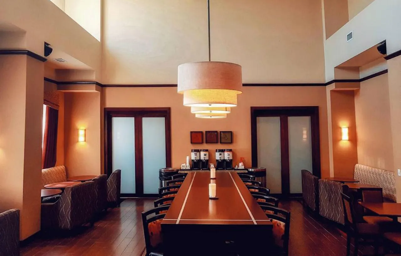 Hampton Inn & Suites By Hilton Edmonton International Airport Leduc Hotel